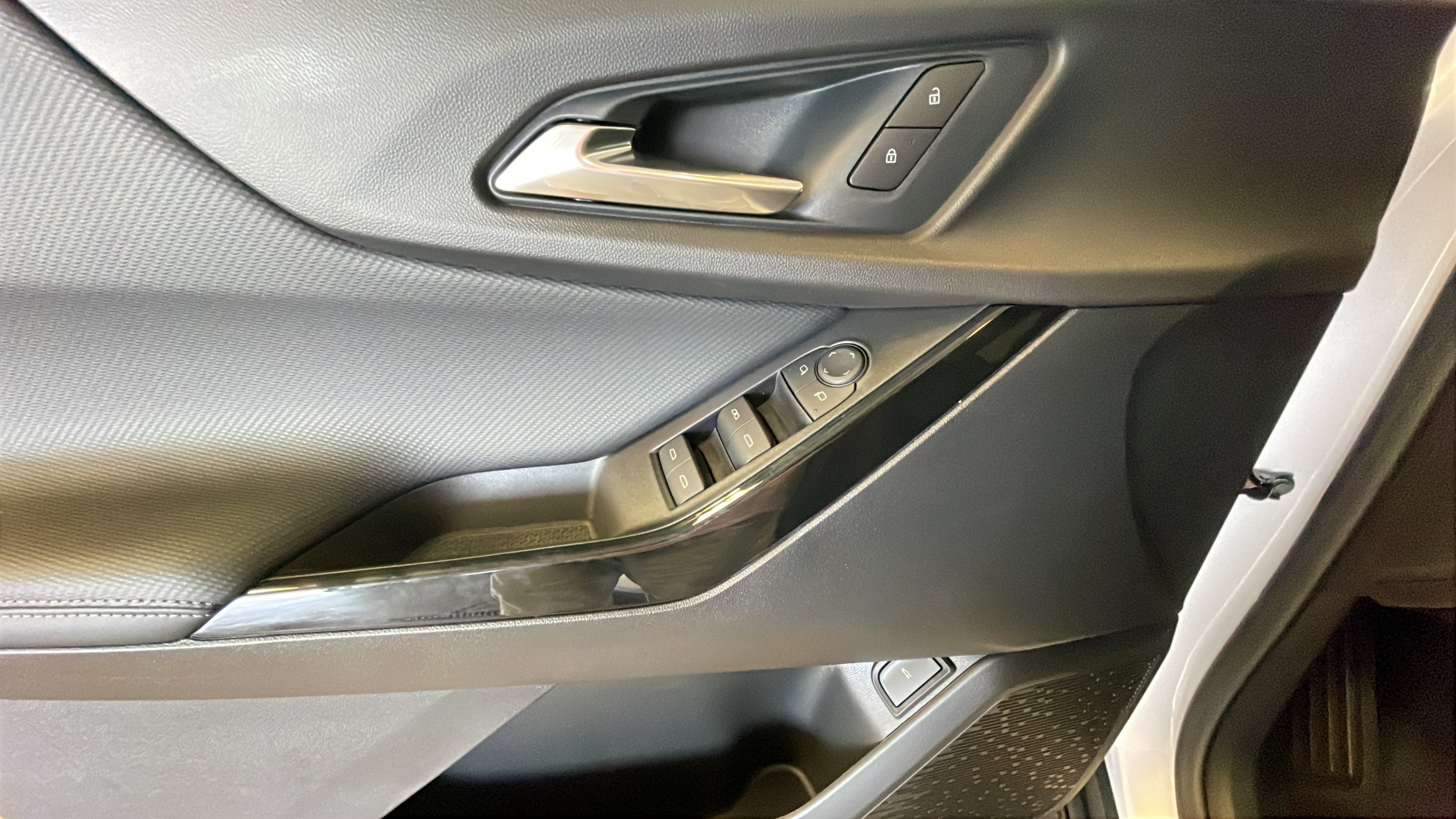 2027 Chevrolet Equinox LT - Photo 10